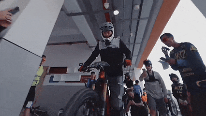 元富投资 学校楼道爆改成山地车赛道，不只是“大胆整活”